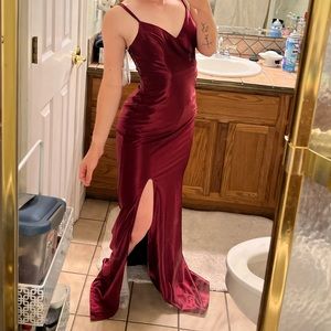 Im selling this really pretty dress, stretchy, maroon, very pretty back.